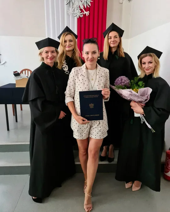 Bogusława Herda z kadrą uczelni po kolejnym etapie edukacji kosmetologicznej