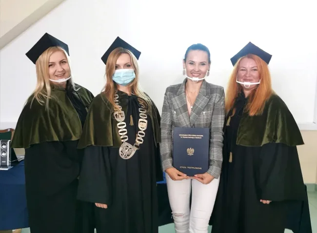 Bogusława Herda podczas zakończenia studiów podyplomowych w kosmetologii