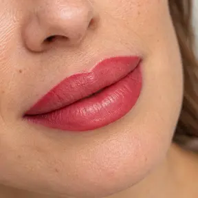 Usta w różowym odcieniu, widziane z boku w naturalnym świetle