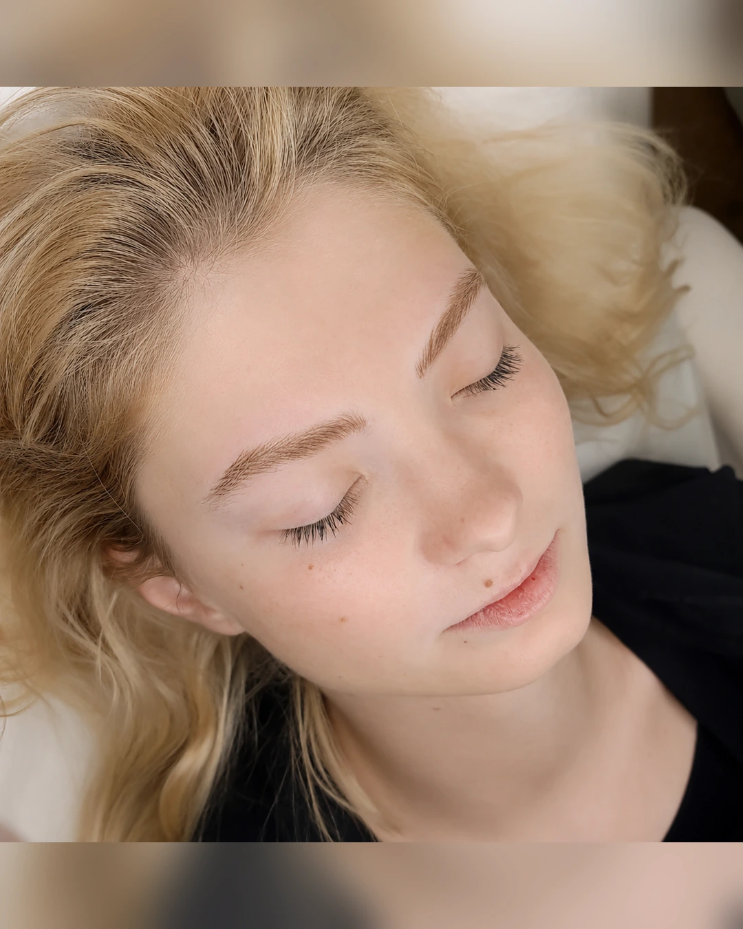 Efekt naturalnych brwi permanentnych w technice Silky Hairstroke Brows